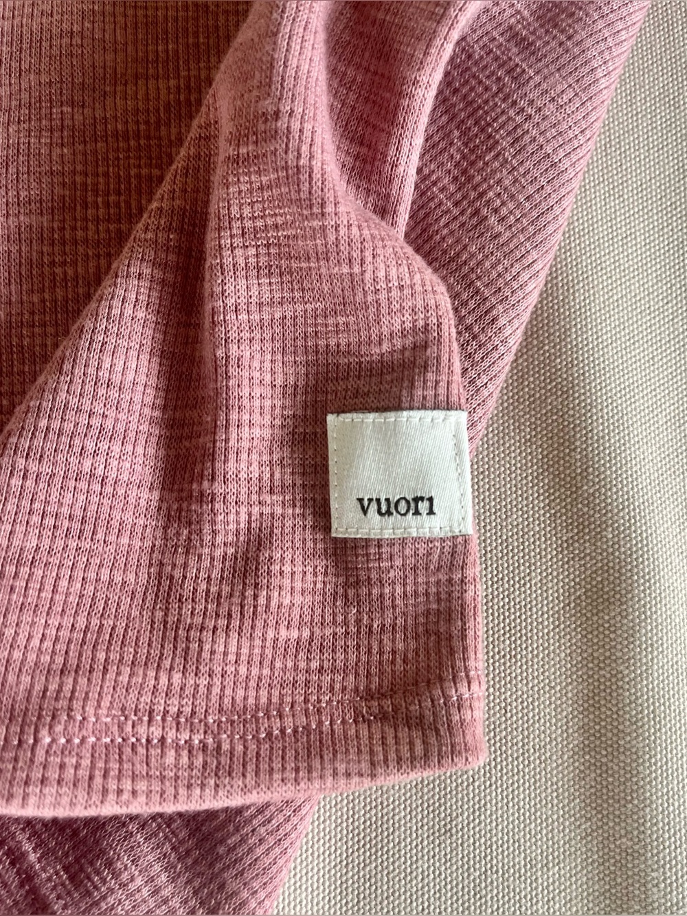 Vuori Sunrise Crop Tank Size Small - Picture 2 of 3